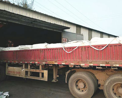 已裝完車準(zhǔn)備發(fā)車送貨